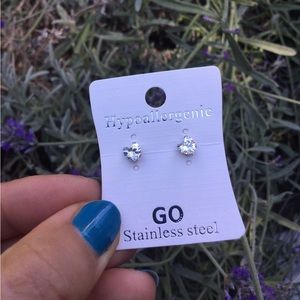 🧜‍♀️4xHP!🧜‍♀️ BRAND NEW Heart shaped CZ earrings